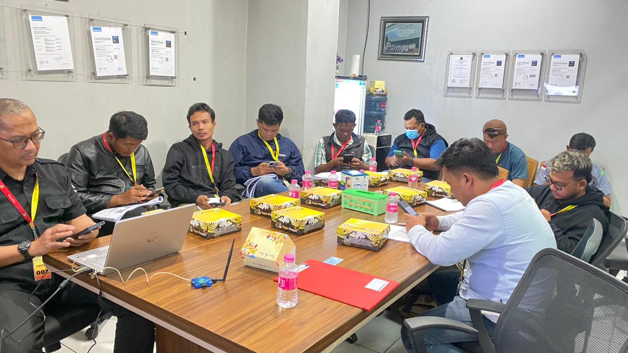 Peserta mengikuti evaluasi pelatihan pengemudi angkutan barang berbahaya