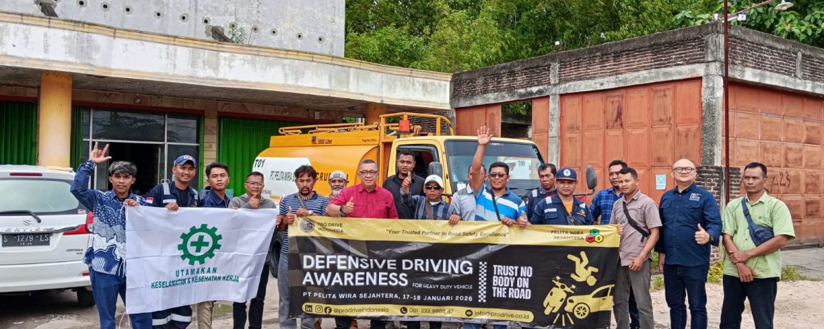 Dokumentasi foto bersama peserta defensive driving heavy vehicle Pertamina EP Cepu