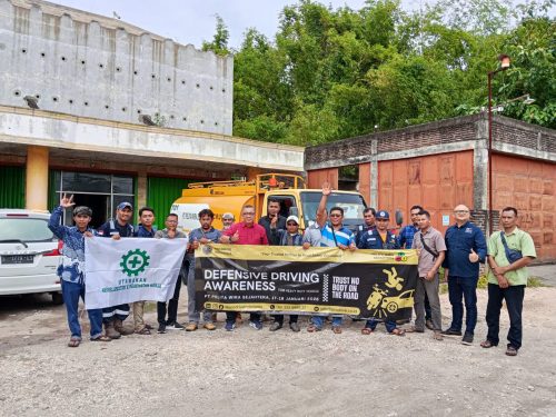 Dokumentasi foto bersama peserta defensive driving heavy vehicle Pertamina EP Cepu