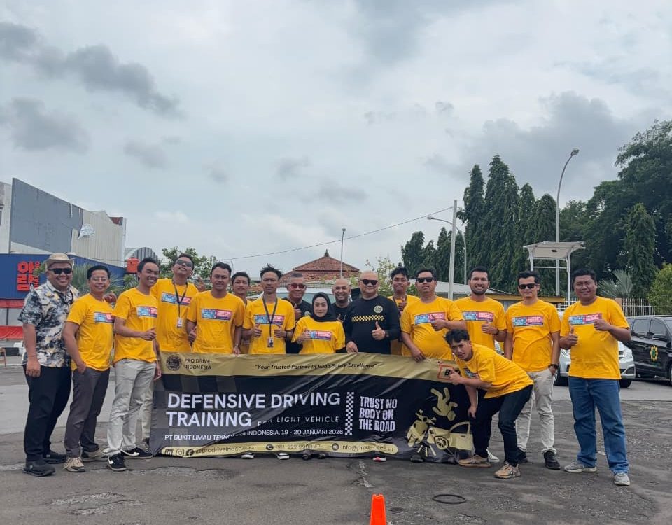 Foto bersama peserta defensive driving light vehicle PT Bukit Limau Teknologi