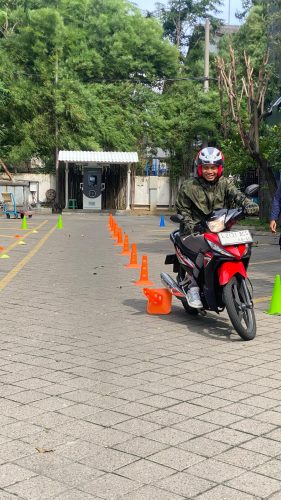 Defensive Riding Training PT Bambang Djaja di Surabaya dengan sesi teori, praktik berkendara, dan judging ability assessment