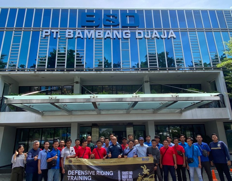 Defensive Riding Training PT Bambang Djaja di Surabaya dengan sesi teori, praktik berkendara, dan judging ability assessment
