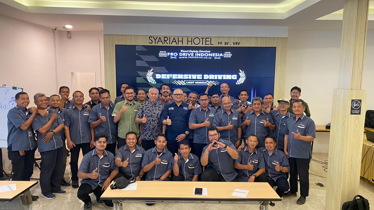 Peserta pengemudi Airlangga Trans Malang bersama Pro Drive Indonesia setelah sesi Defensive Driving Awareness