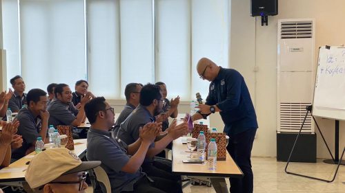 Defensive Driving Awareness Airlangga Trans Malang dengan sesi edukasi keselamatan dan kesadaran berkendara pengemudi