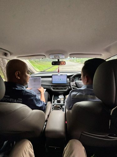 Peserta PT Multi Nitrotama Kimia mengikuti praktik Defensive Driving Training 2026.