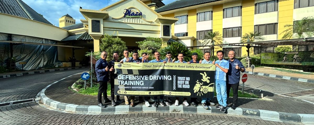 Peserta PT Multi Nitrotama Kimia mengikuti praktik Defensive Driving Training 2026.