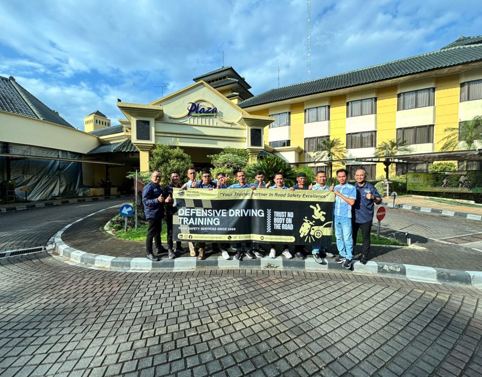 Peserta PT Multi Nitrotama Kimia mengikuti praktik Defensive Driving Training 2026.