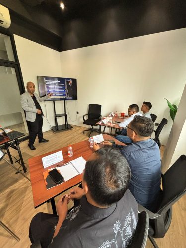 Peserta VVIP Driver Development Program mengikuti sesi Defensive Driving Training di Jakarta