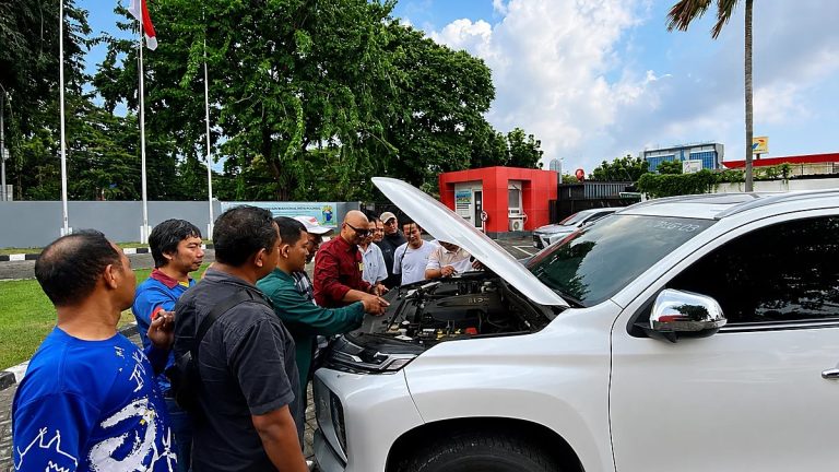 Praktik pemeriksaan kendaraan pada Safety Driving dan Defensive Driving Training Light Vehicle Pro Drive Indonesia