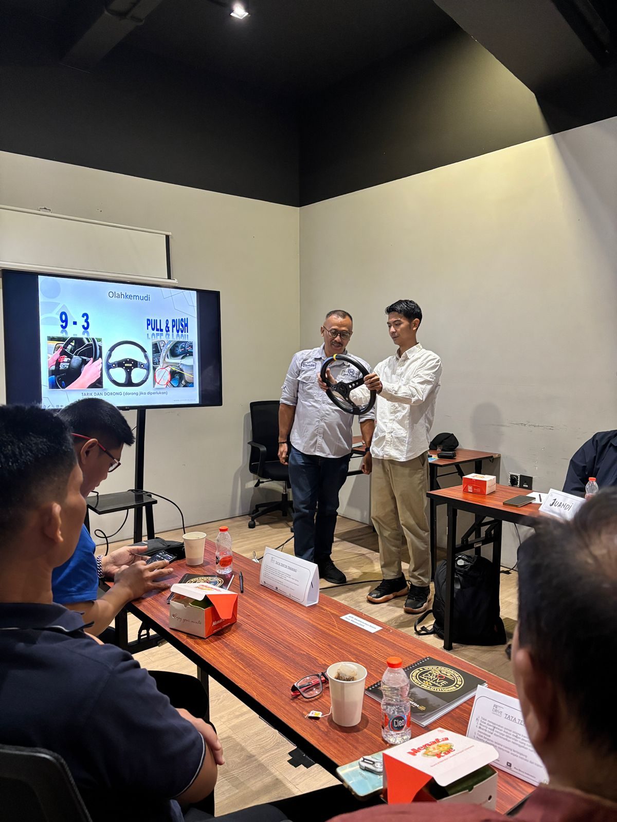 Sesi praktik teknik steering dalam Public Class VVIP Driver Development Program di Jakarta