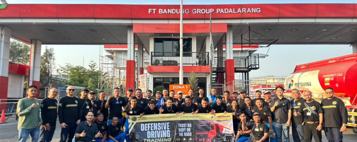 Foto bersama peserta Defensive Driving Training AMT Skid Tank Batch 2 Pertamina Patra Niaga di FT Padalarang