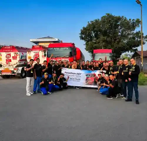 Foto bersama peserta Defensive Driving AMT Skid Tank Batch 3 bersama Pertamina Patra Niaga di IT Plumpang Jakarta