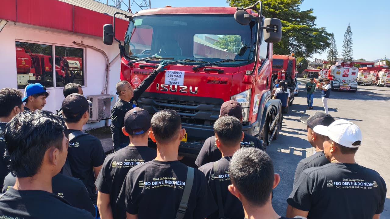 Praktik pengenalan kendaraan dan hazard awareness pada Defensive Driving Training AMT Skid Tank Batch 2 di FT Padalarang