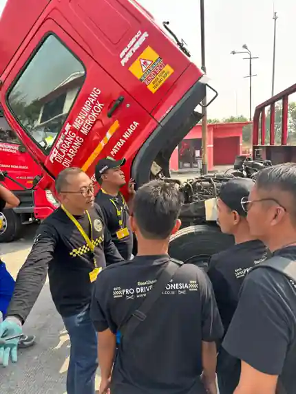 Praktik identifikasi blind spot dan vehicle inspection pada pelatihan AMT Skid Tank