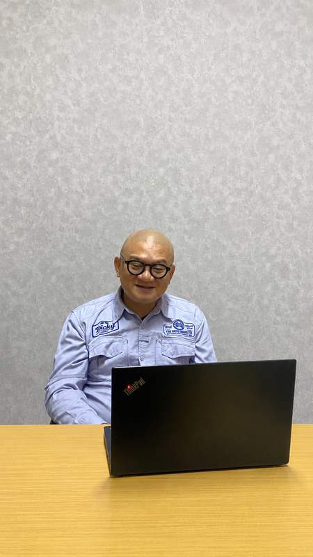 Dicky Wijatmiko Trainer Pro Drive Indonesia memandu Online Defensive Driving Training PT SOFOCO
