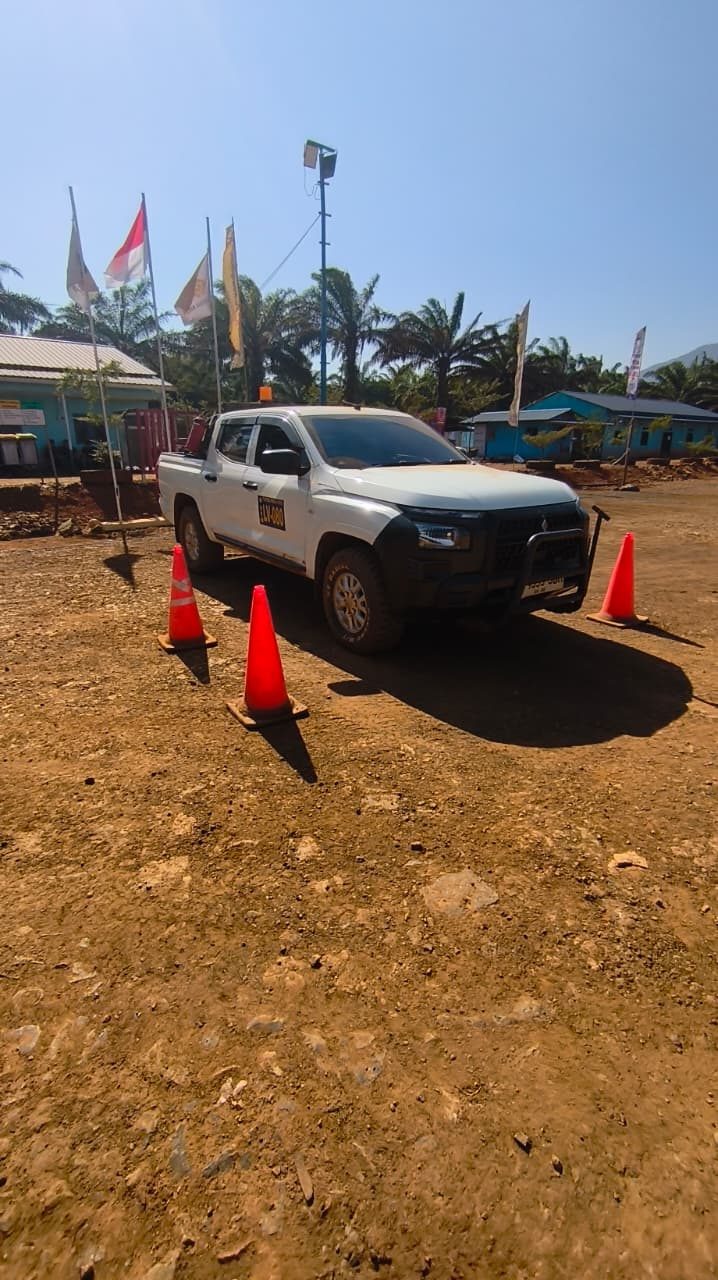 Peserta praktik pengendalian kendaraan 4WD dalam Defensive Driving Training PT Natural Persada Mandiri