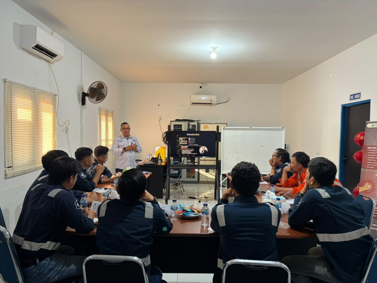 Sesi kelas Defensive Driving Training 4WD PT Natural Persada Mandiri bersama Yusnur Wendra