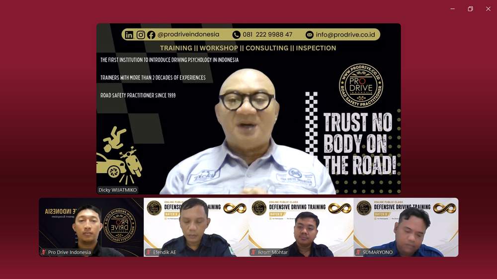 Trainer Pro Drive Indonesia menyampaikan Online Defensive Driving Training untuk PT SOFOCO