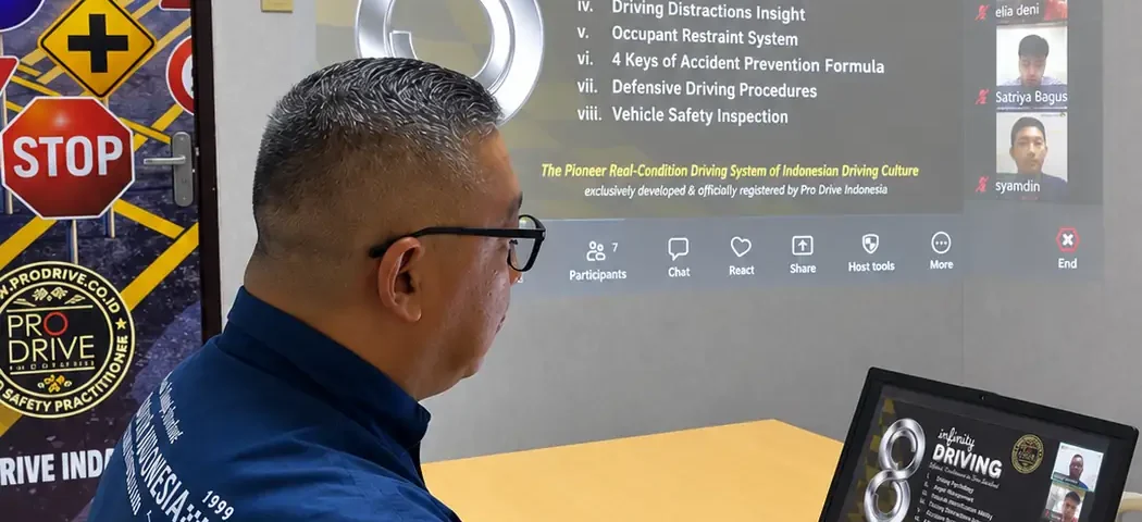 Trainer Pro Drive Indonesia saat Online Defensive Driving Training PT Halco Tehnik