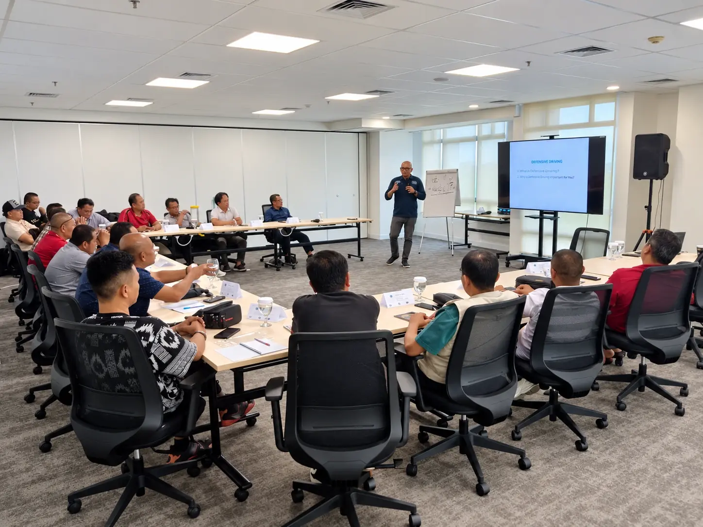 Instruktur Pro Drive Indonesia memaparkan materi defensive driving kepada peserta PT ANTAM (Persero) Tbk Batch 2