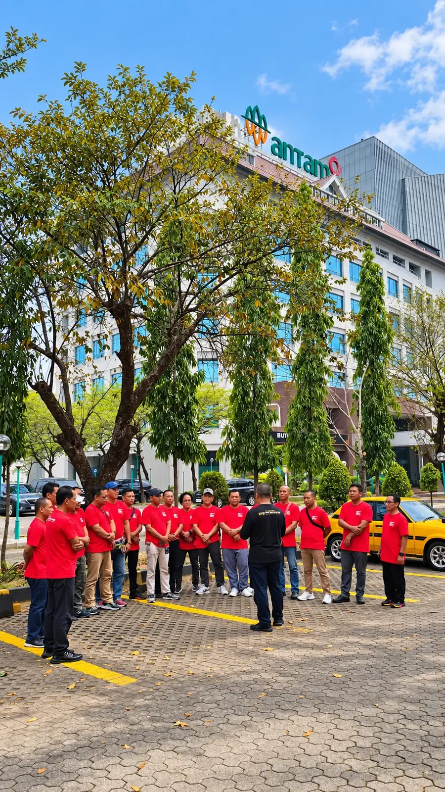 Peserta PT ANTAM (Persero) Tbk mengikuti pengarahan luar ruangan bersama tim Pro Drive Indonesia pada Batch 2