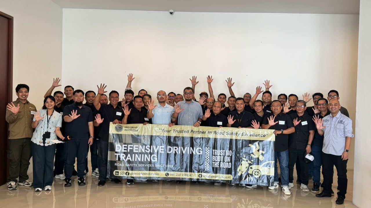 Foto bersama peserta dan instruktur Pro Drive Indonesia dalam pelatihan DDA serta Service Excellence PT Patra Drilling Contractor