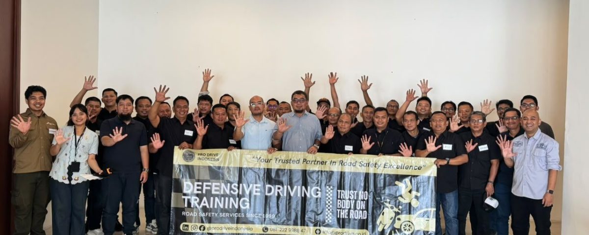 Foto bersama peserta PT Patra Drilling Contractor pada pelatihan Defensive Driving Awareness dan Service Excellence tanggal 10 Oktober 2026