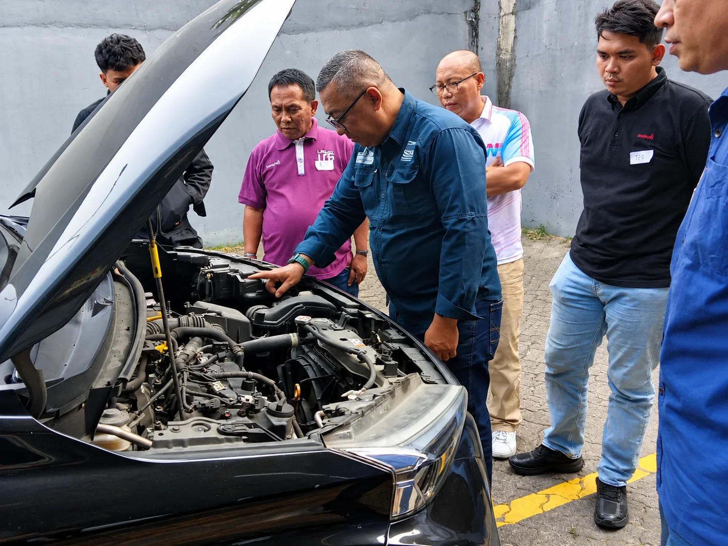 Praktik pemeriksaan kendaraan dan kompartemen mesin pada Defensive Driving Training PT Sodexo Sinergi Indonesia