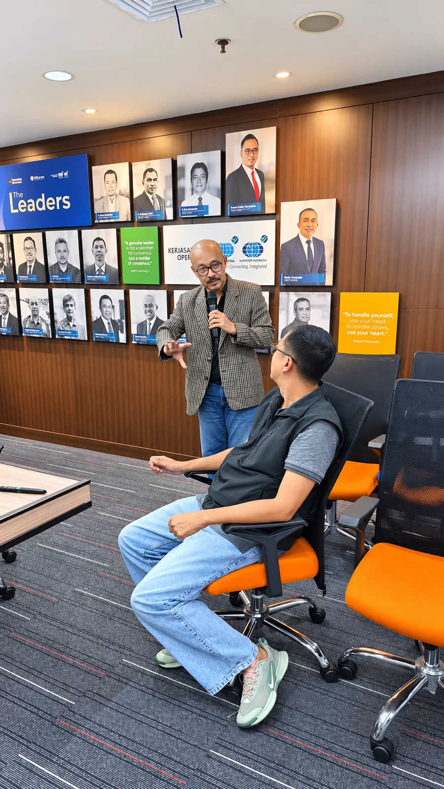 Fasilitator Pro Drive Indonesia berinteraksi dengan peserta dalam pelatihan Professional Driver Service Excellence KSO SUCOFINDO