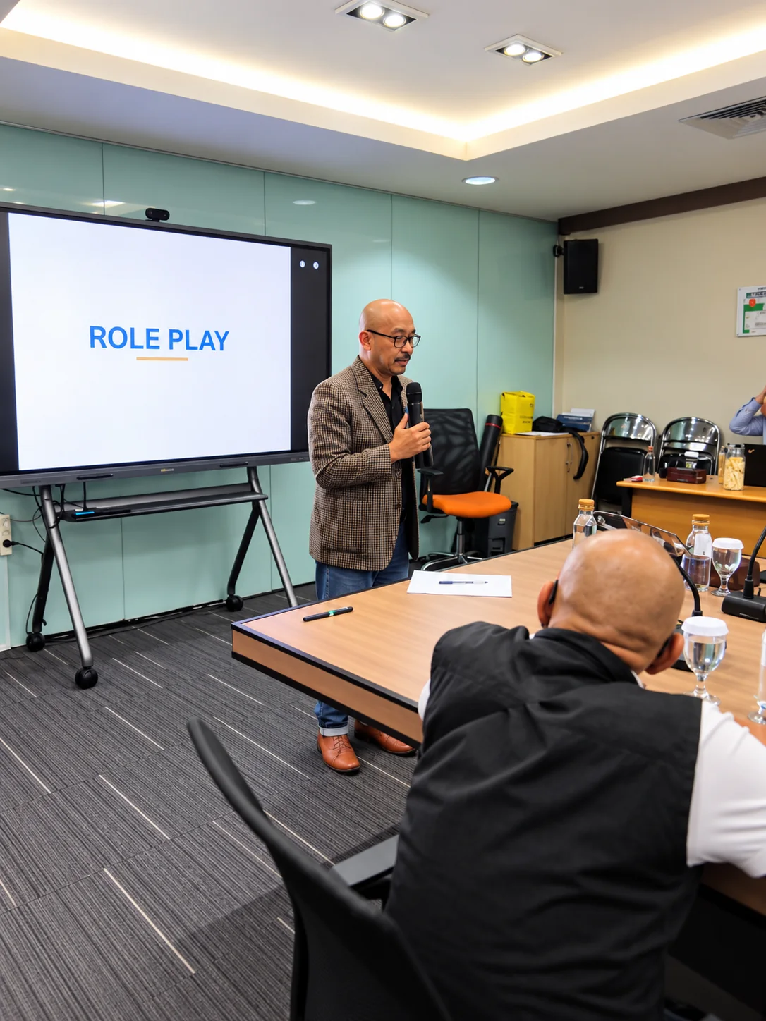 Fasilitator memandu sesi role play pelayanan profesional pengemudi KSO SUCOFINDO Surveyor Indonesia