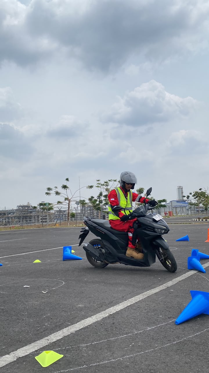 Demonstrasi pengendara sepeda motor pada area dengan penanda kerucut saat kegiatan Defensive Riding Awareness PEPC Site JTB Batch 1