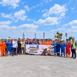 Foto bersama peserta Upskilling Motor Riding Safety Batch 1 PEPC Zona 12 Site JTB dengan banner kegiatan di area fasilitas industri