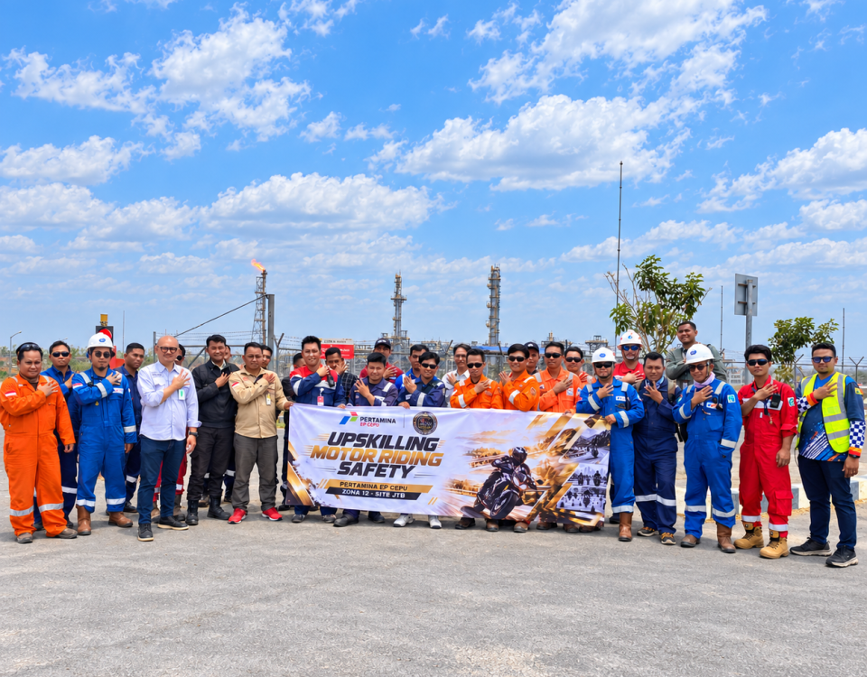 Foto bersama peserta Upskilling Motor Riding Safety Batch 1 PEPC Zona 12 Site JTB dengan banner kegiatan di area fasilitas industri