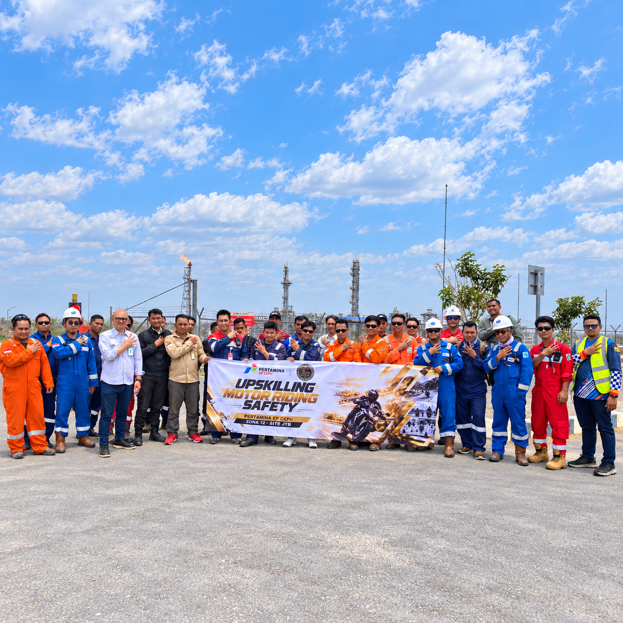 Foto bersama peserta Upskilling Motor Riding Safety Batch 1 PEPC Zona 12 Site JTB dengan banner kegiatan di area fasilitas industri