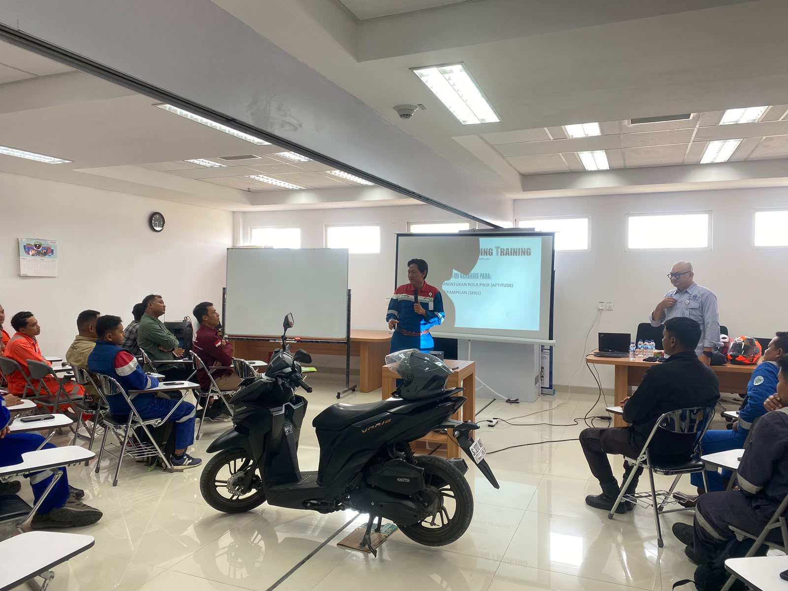 Instruktur Pro Drive Indonesia membawakan materi Defensive Riding Awareness kepada peserta PEPC Site JTB Batch 1 dalam ruang kelas