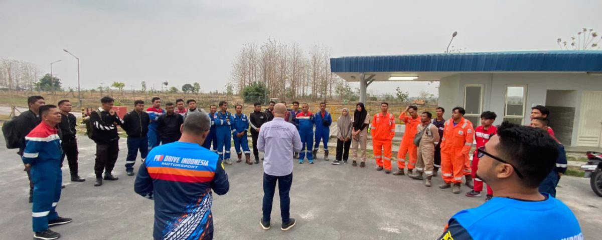 Instruktur Pro Drive Indonesia menyampaikan briefing keselamatan kepada peserta Batch 2 PEPC Site JTB yang berdiri melingkar di area luar ruangan