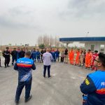 Instruktur Pro Drive Indonesia menyampaikan briefing keselamatan kepada peserta Batch 2 PEPC Site JTB yang berdiri melingkar di area luar ruangan