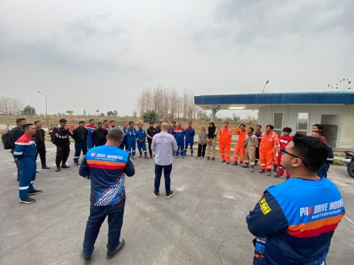 Instruktur Pro Drive Indonesia menyampaikan briefing keselamatan kepada peserta Batch 2 PEPC Site JTB yang berdiri melingkar di area luar ruangan