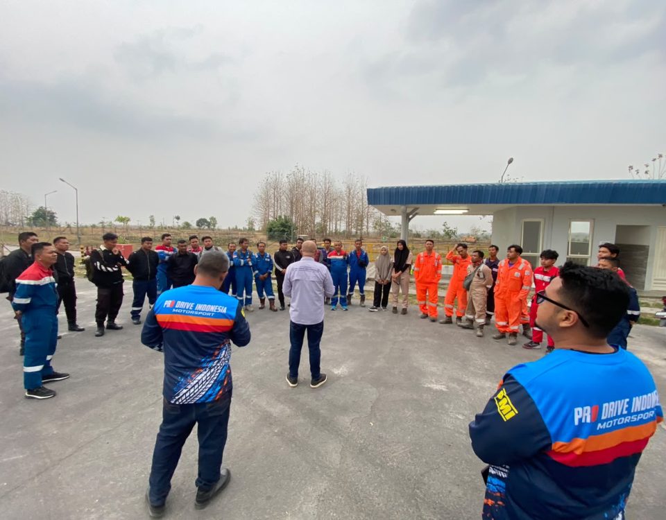 Instruktur Pro Drive Indonesia menyampaikan briefing keselamatan kepada peserta Batch 2 PEPC Site JTB yang berdiri melingkar di area luar ruangan