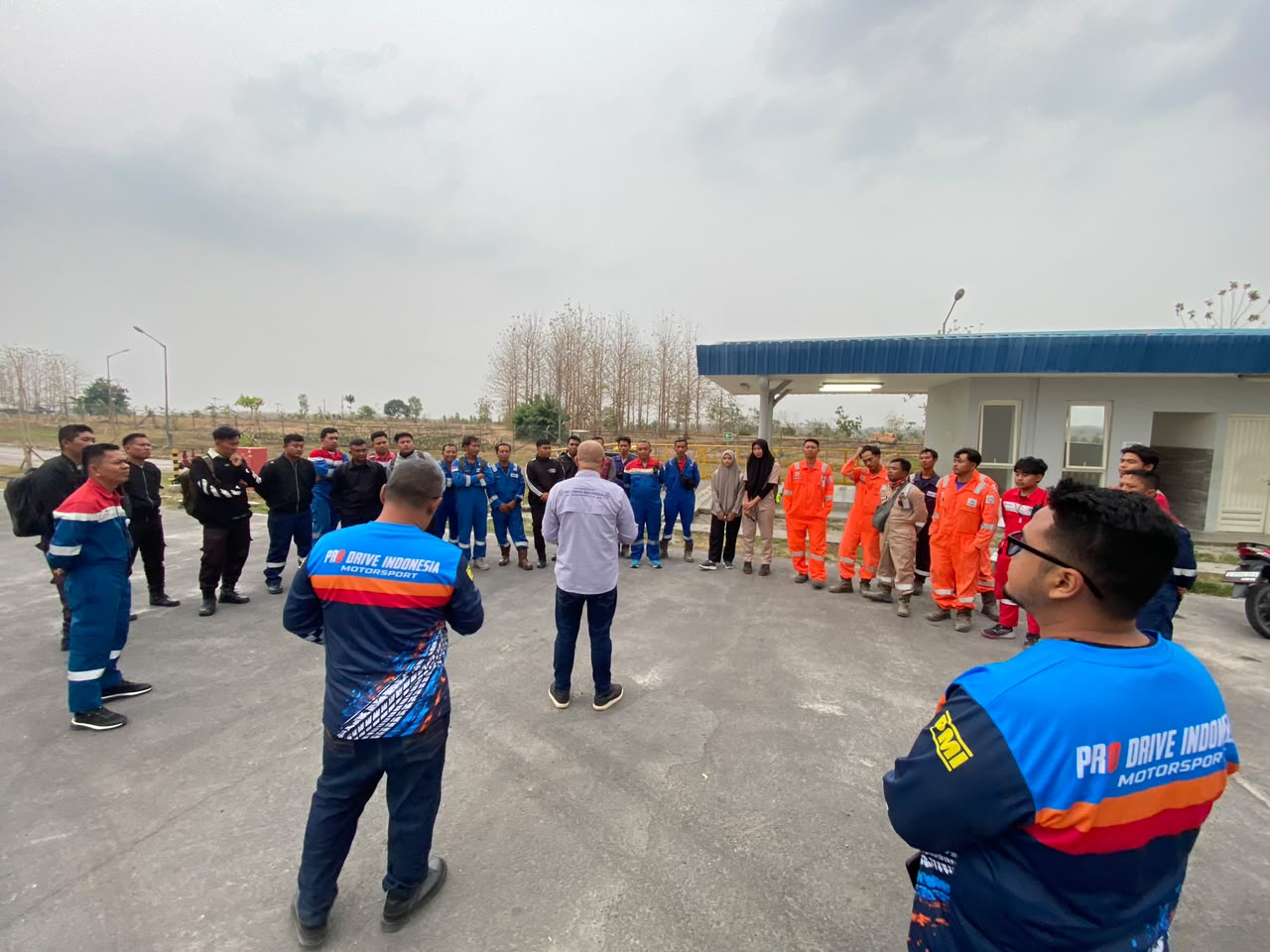 Instruktur Pro Drive Indonesia menyampaikan briefing keselamatan kepada peserta Batch 2 PEPC Site JTB yang berdiri melingkar di area luar ruangan