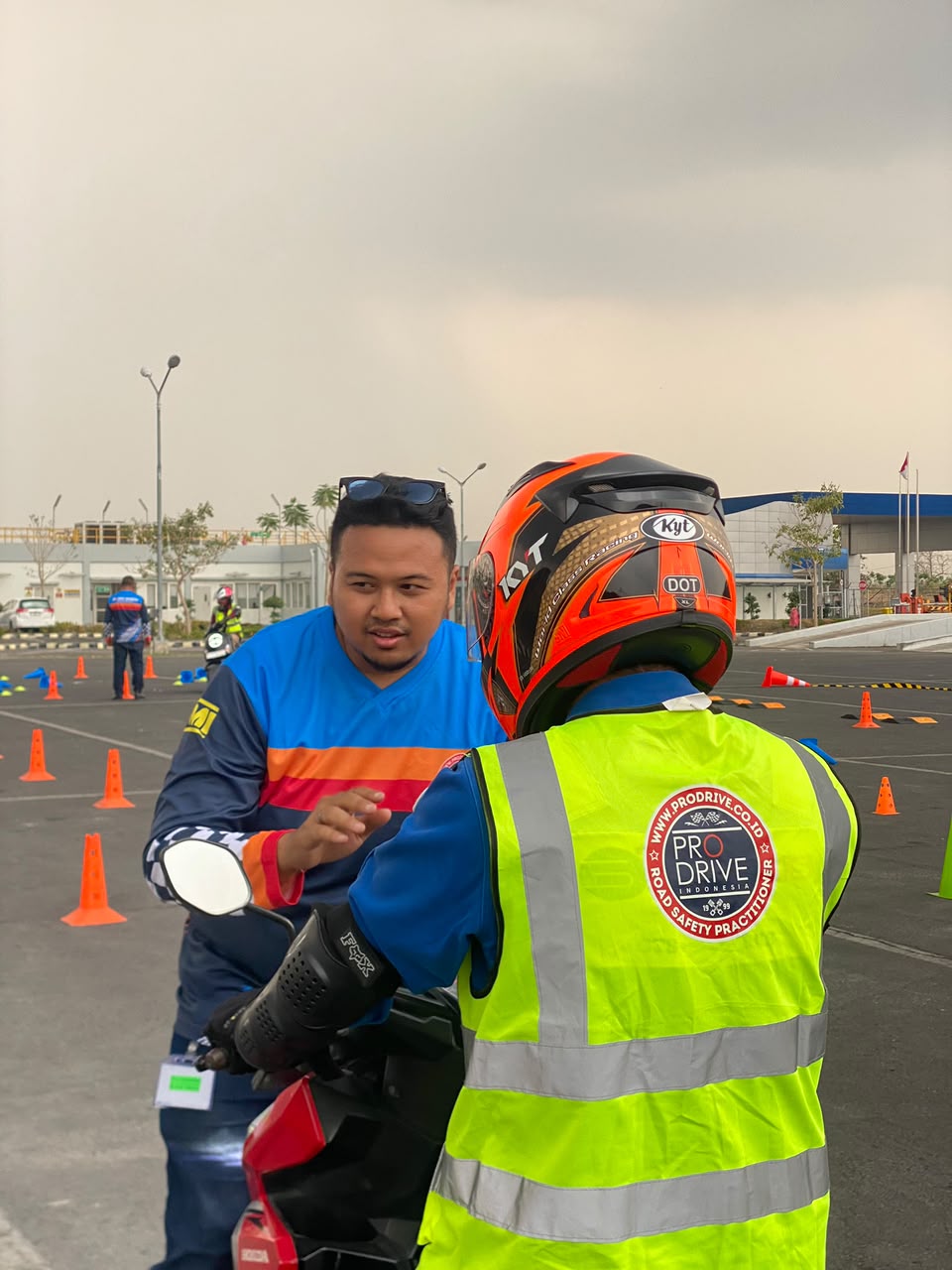 Tim Pro Drive Indonesia memberikan pengarahan kepada pengendara berhelm dan rompi keselamatan di area demonstrasi sepeda motor