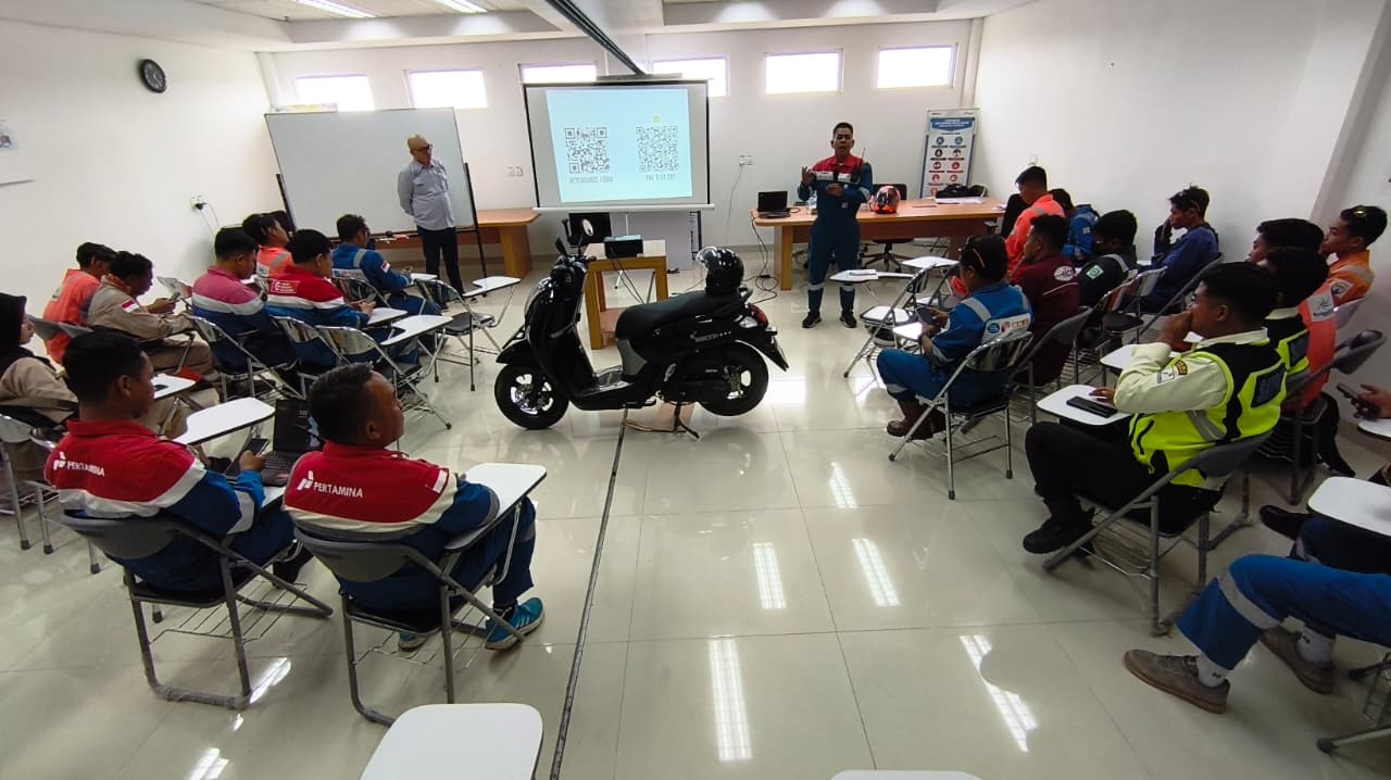 Peserta Defensive Riding Awareness Batch 2 PEPC Site JTB mengikuti pemaparan instruktur di ruang kelas dengan sepeda motor dan layar presentasi