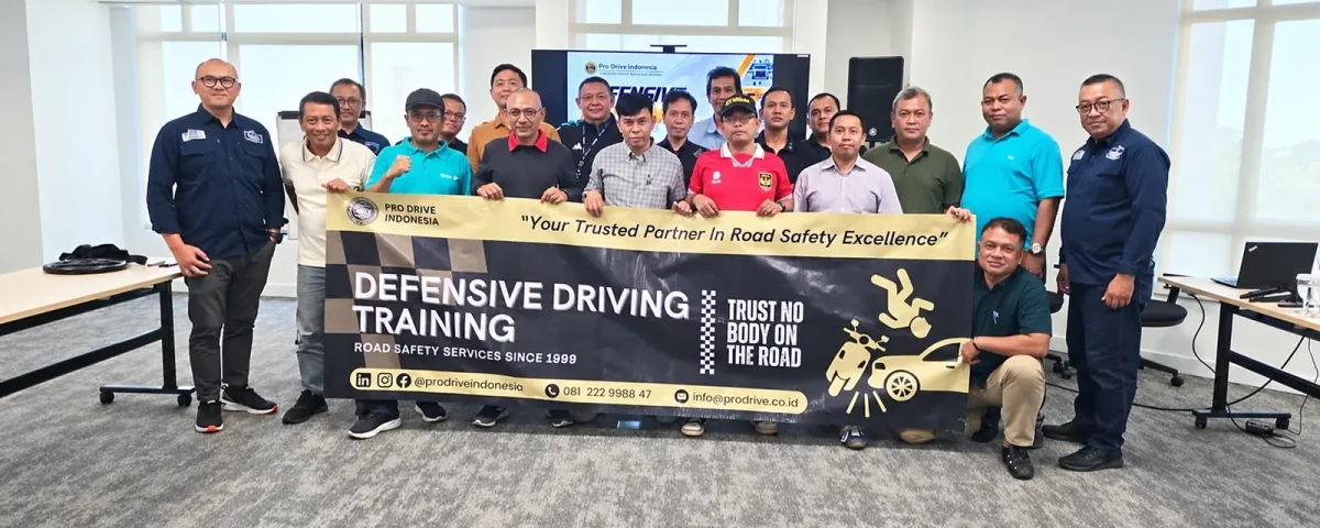 Foto bersama peserta dan instruktur Defensive Driving Training PT ANTAM (Persero) Tbk Batch 1 di Jakarta, 24 Oktober 2026