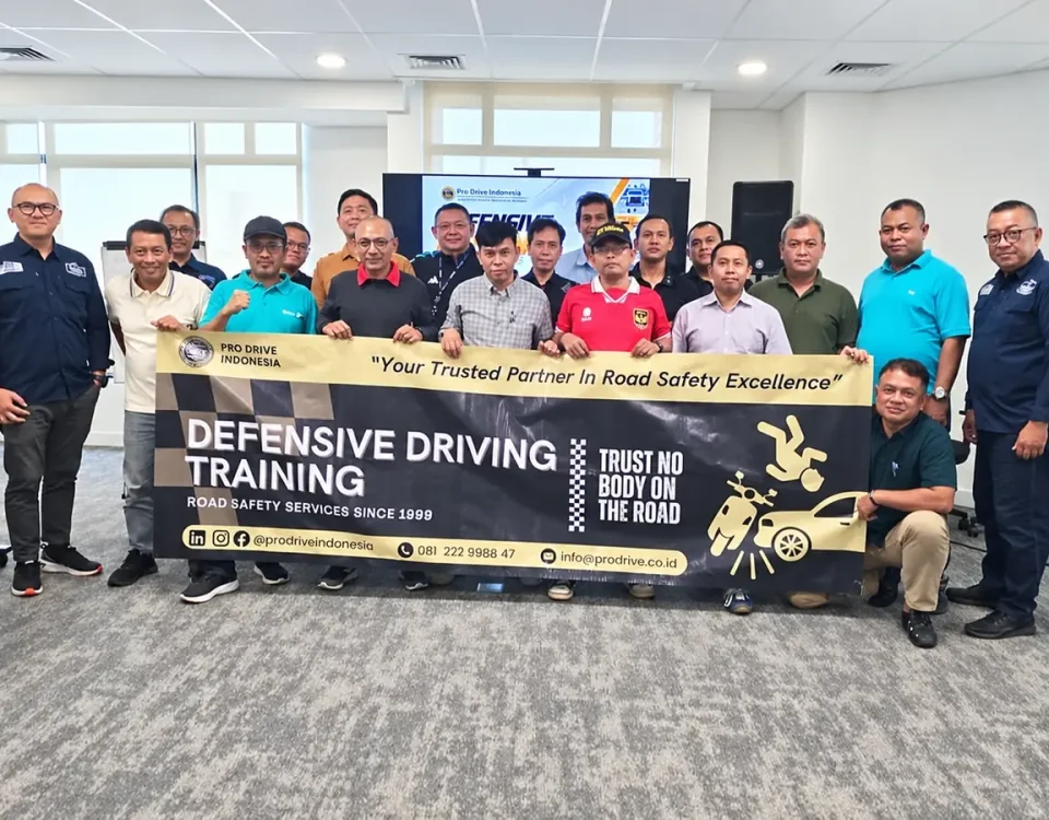 Foto bersama peserta dan instruktur Defensive Driving Training PT ANTAM (Persero) Tbk Batch 1 di Jakarta, 24 Oktober 2026