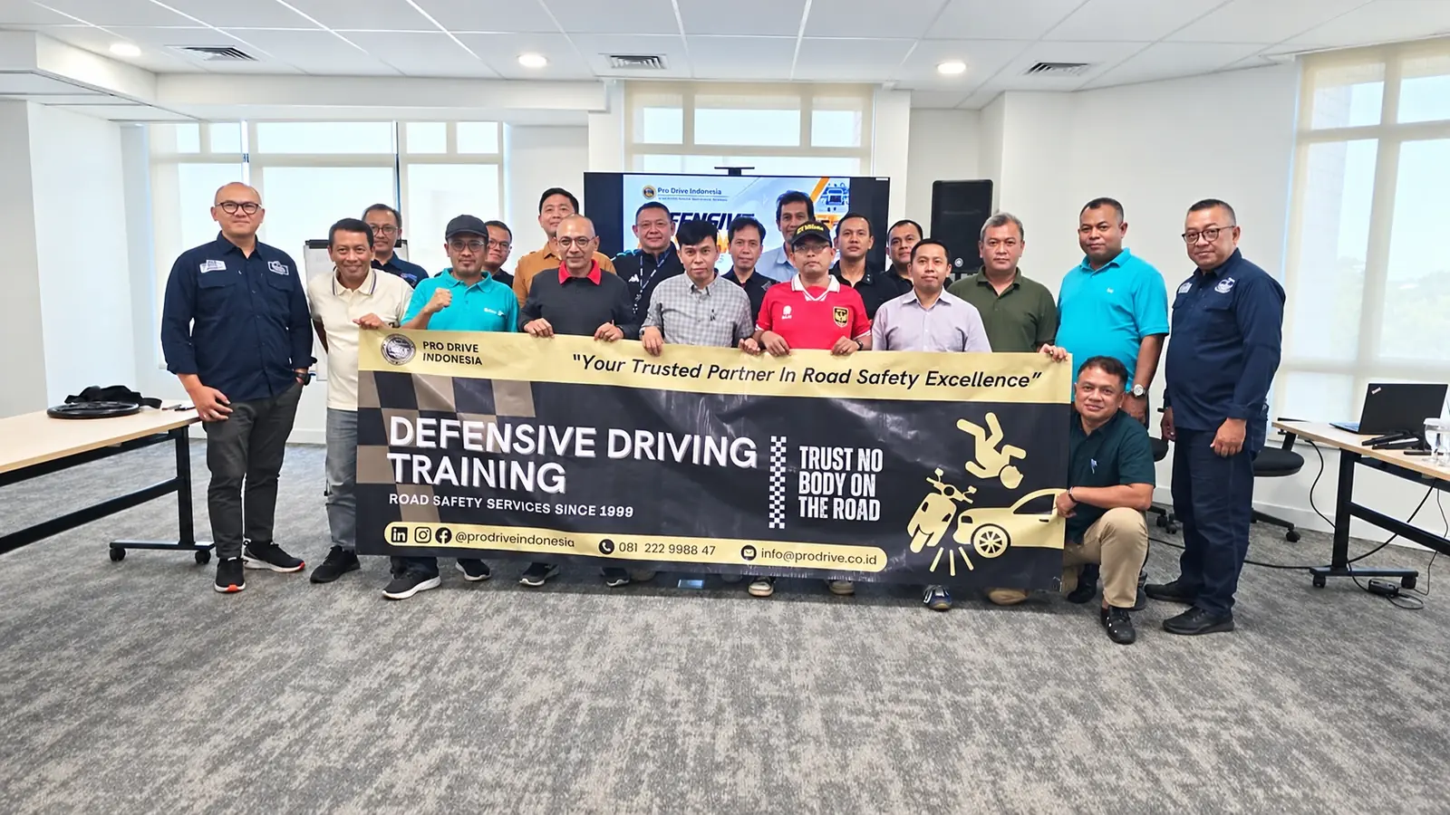 Foto bersama peserta dan instruktur Defensive Driving Training PT ANTAM (Persero) Tbk Batch 1 di Jakarta pada 24 Oktober 2026