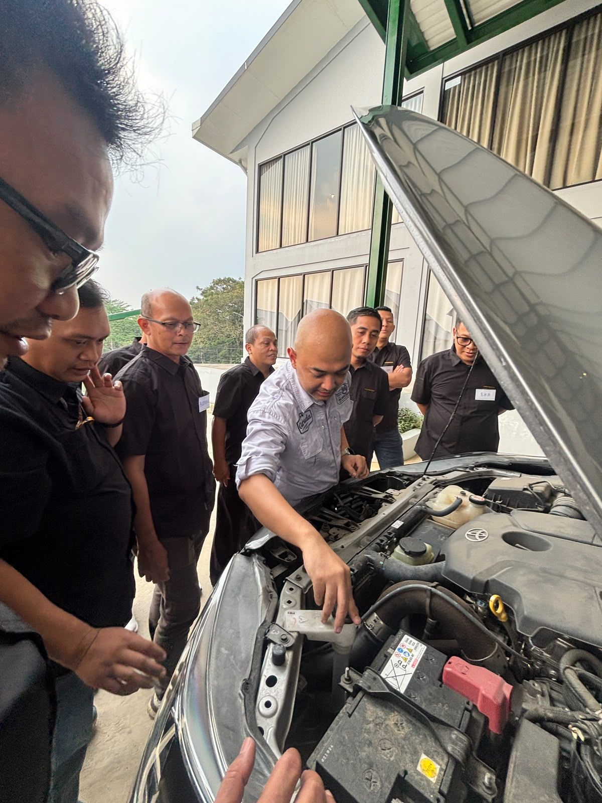Instruktur Pro Drive Indonesia menunjukkan pemeriksaan ruang mesin kepada peserta PT Patra Drilling Contractor
